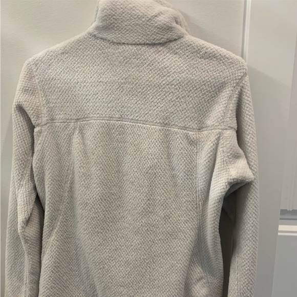 Patagonia women’s size small.Like new condition.Smoke and pet free home . - Picture 4 of 5